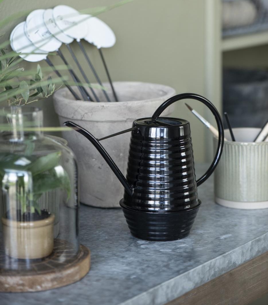 Vannkanne- sortlakkert metall fra Ib Laursen