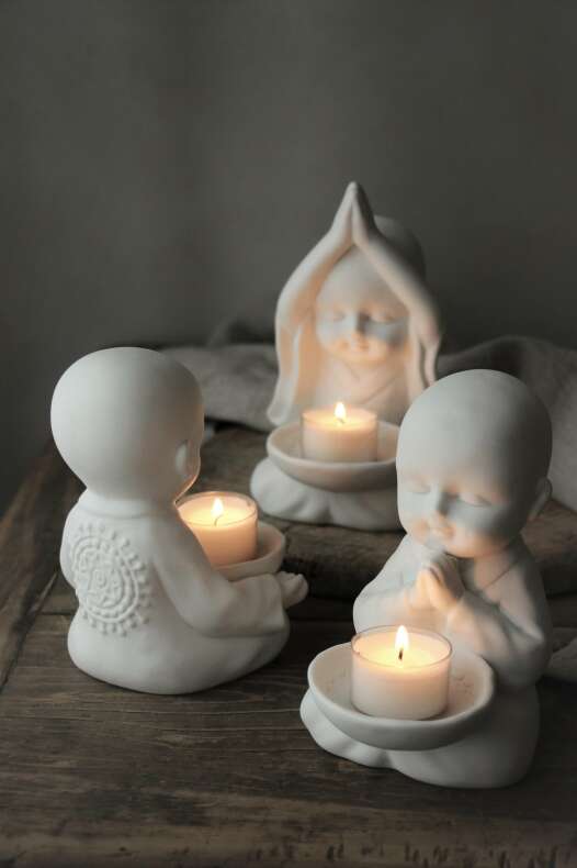 Yoga munk i matt keramikk fra Majas Cottage- tre varianter