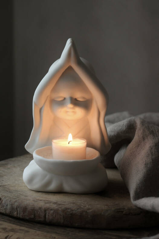 Yoga munk i matt keramikk fra Majas Cottage- tre varianter