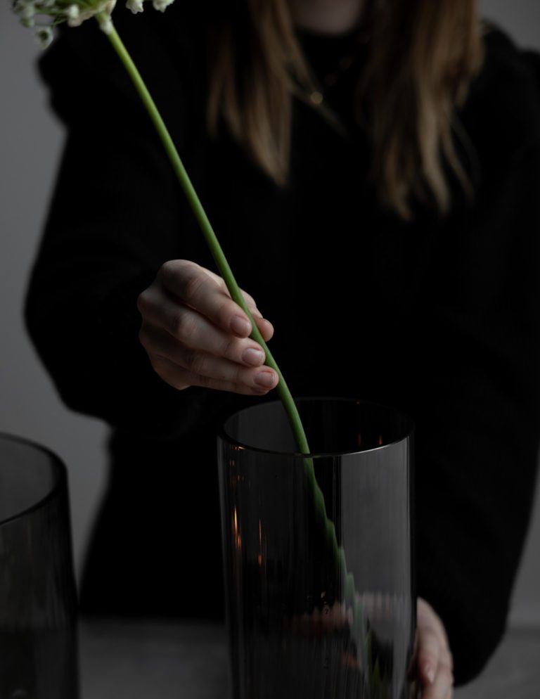 Rillet, grå glassvase fra Storefactory - to størrelser