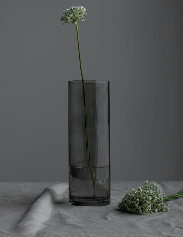 Rillet, grå glassvase fra Storefactory - to størrelser