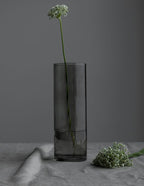 Rillet, grå glassvase fra Storefactory - to størrelser