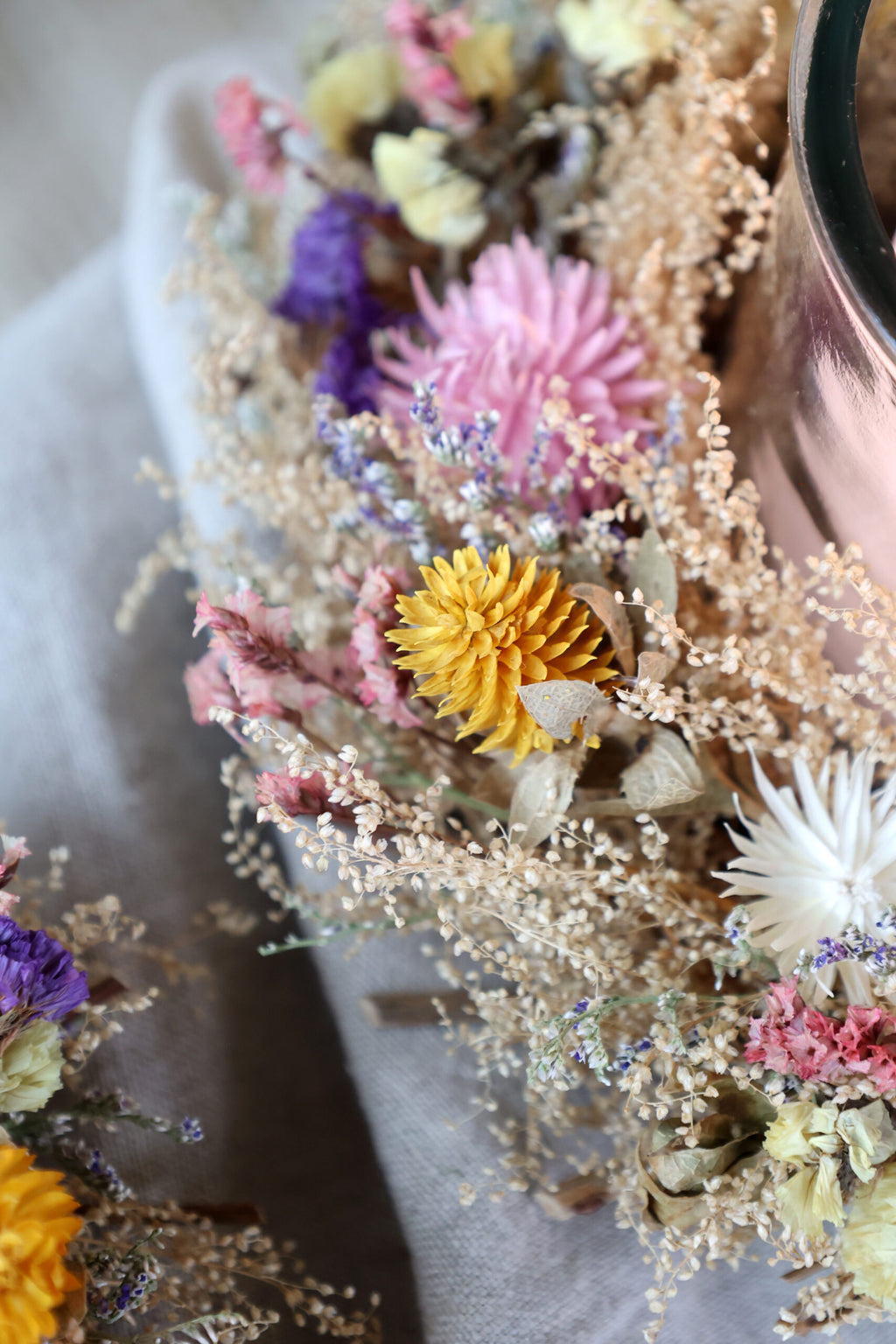 Lyslykt med vakker blomsterkrans