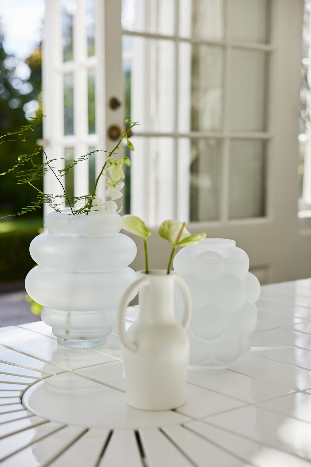 Hvit keramikkvase med håndtak