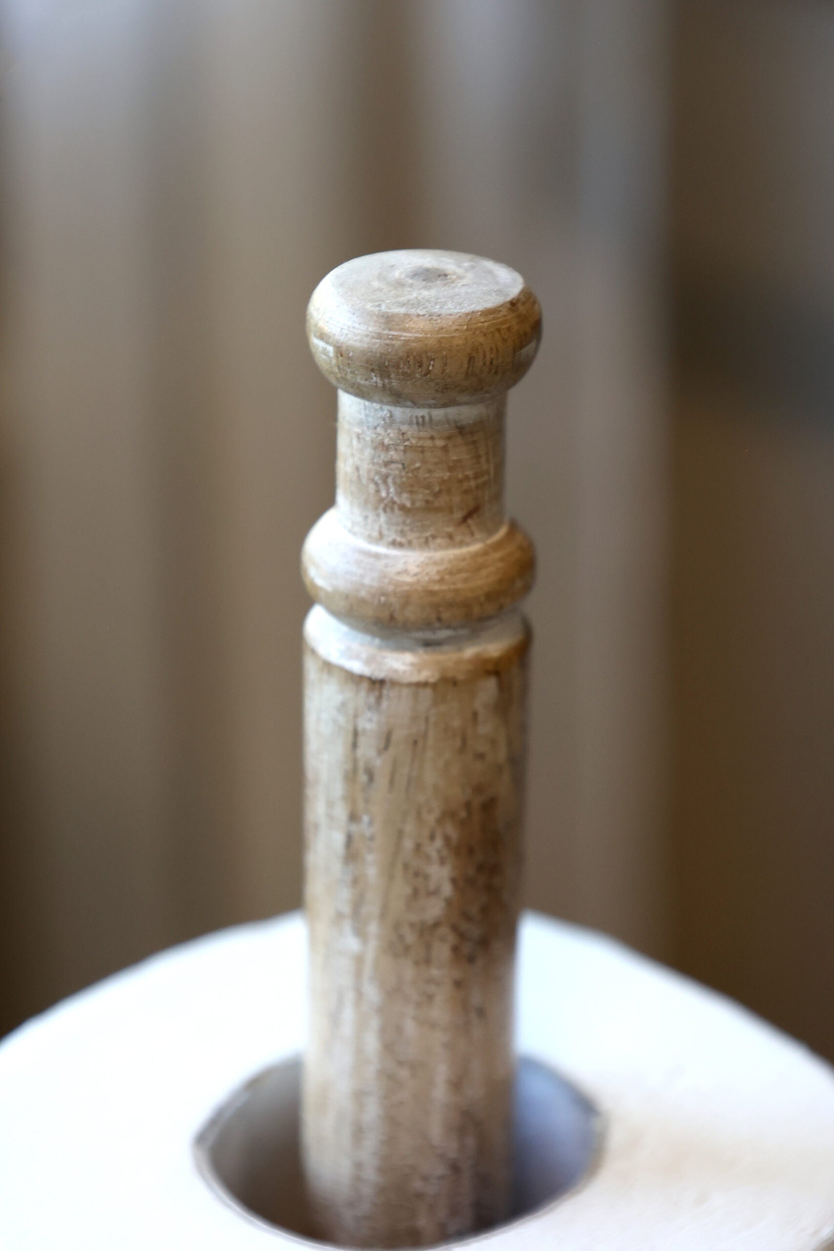 Tours kjøkkenrulleholder i mangotre fra Chic Antique