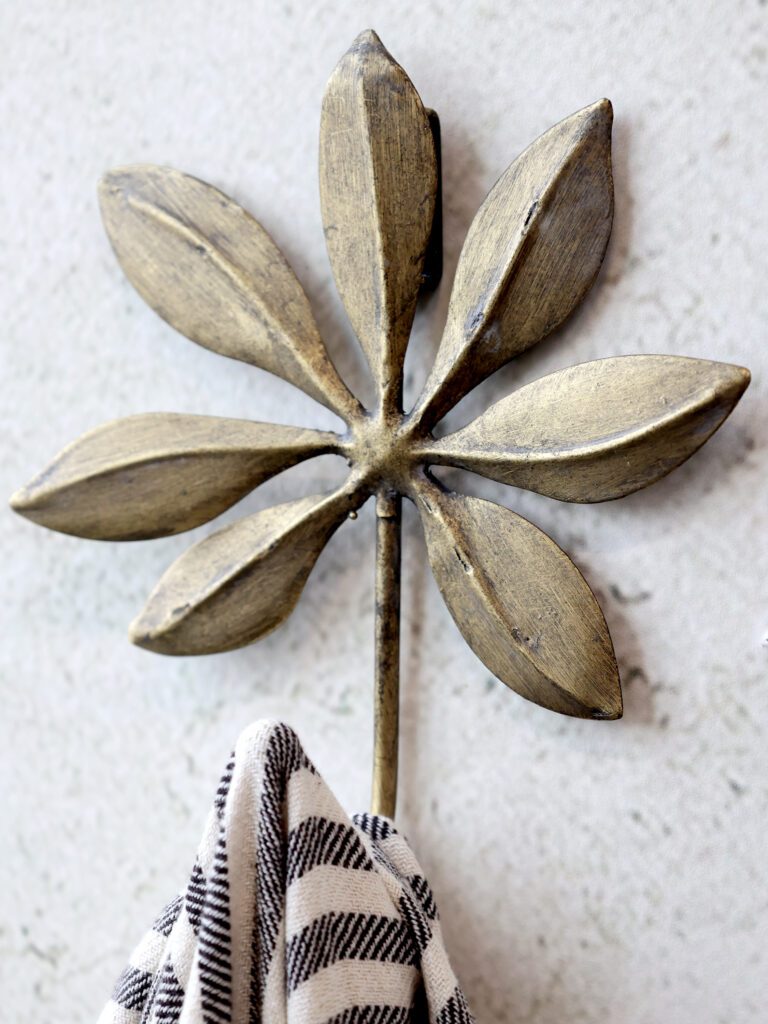 Stor og pen knagg i antikkfarget metall