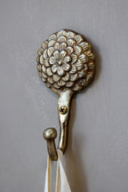 Knagg med blomst i messing - to varianter