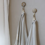 Knagg med blomst i messing - to varianter