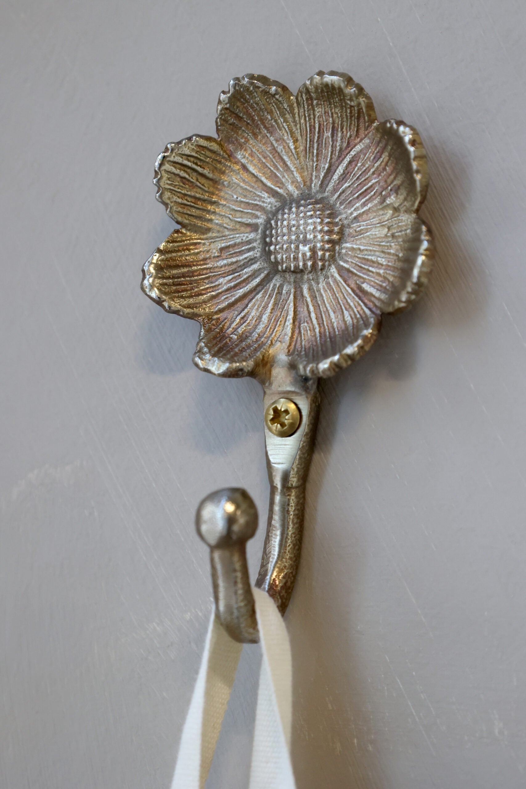 Knagg med blomst i messing - to varianter