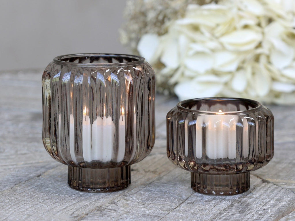 Sett med to lysestaker i glass fra Chic Antique