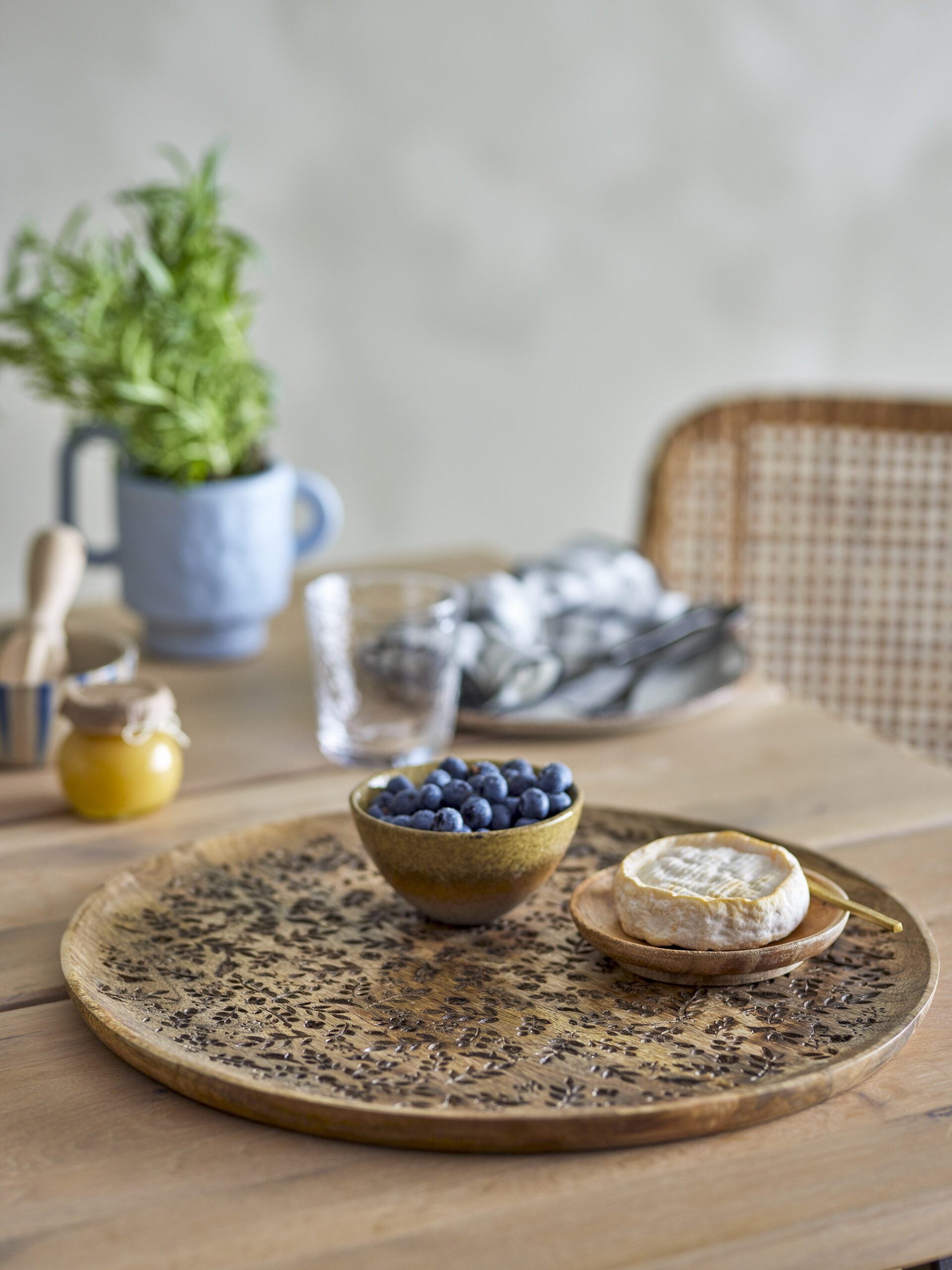 Trefat med håndskåret mønster i mangotre