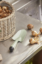 Planteskje i grønnlakkert metall fra Ib Laursen