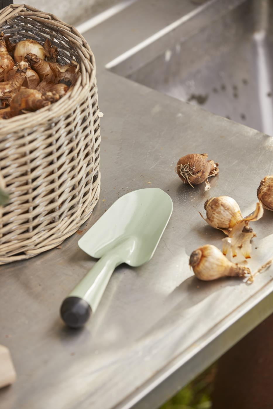 Planteskje i grønnlakkert metall fra Ib Laursen