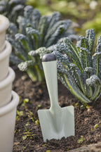 Planteskje i grønnlakkert metall fra Ib Laursen