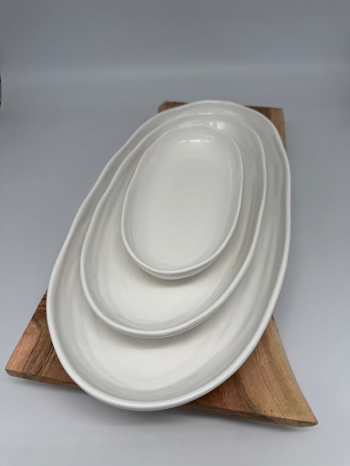 Hvitt serveringsfat- tre størrelser