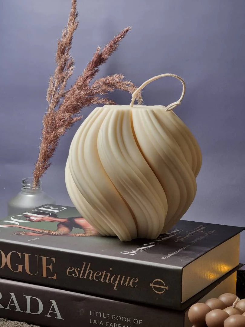 Håndstøpt dekorlys Wawe av rapsvoks- tre størrelser